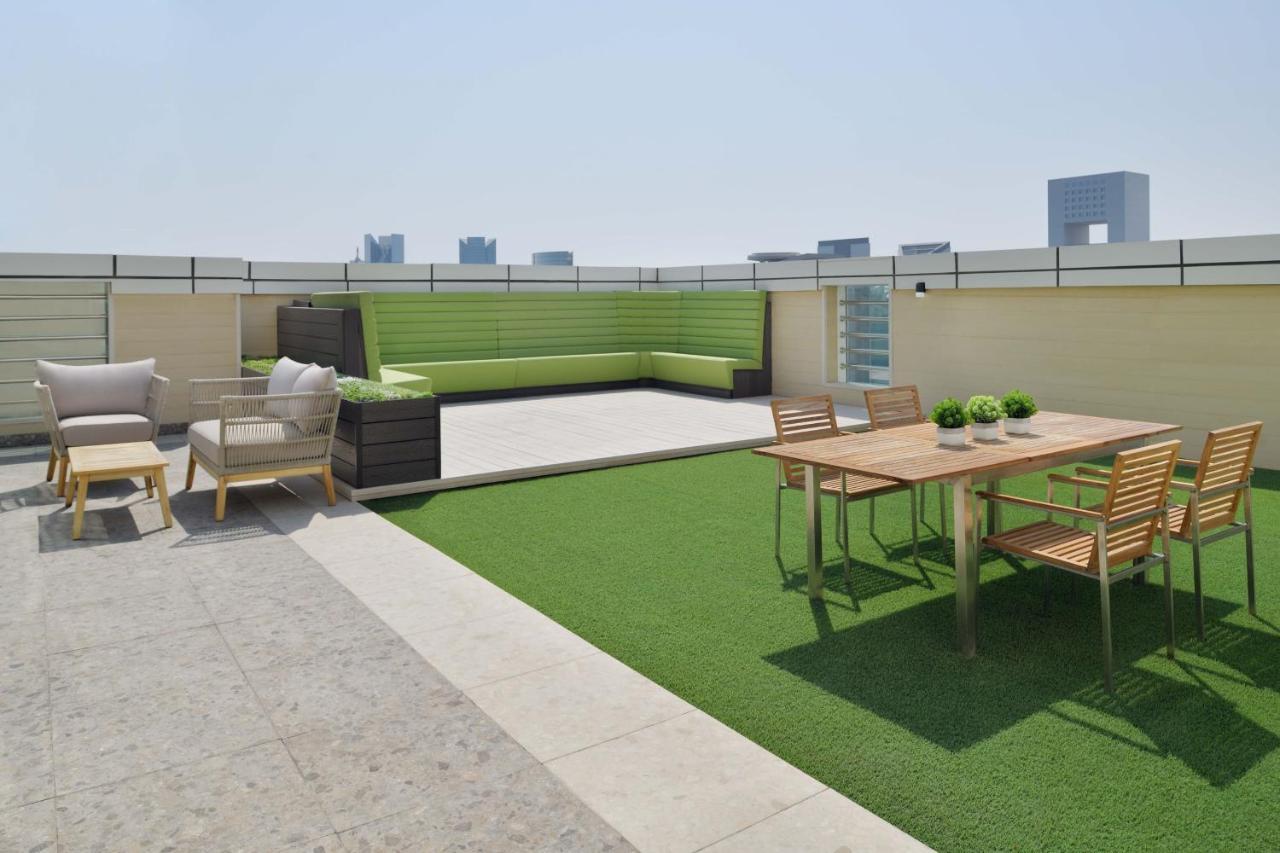 Element By Westin City Center 多哈 外观 照片 Artificial grass on a rooftop