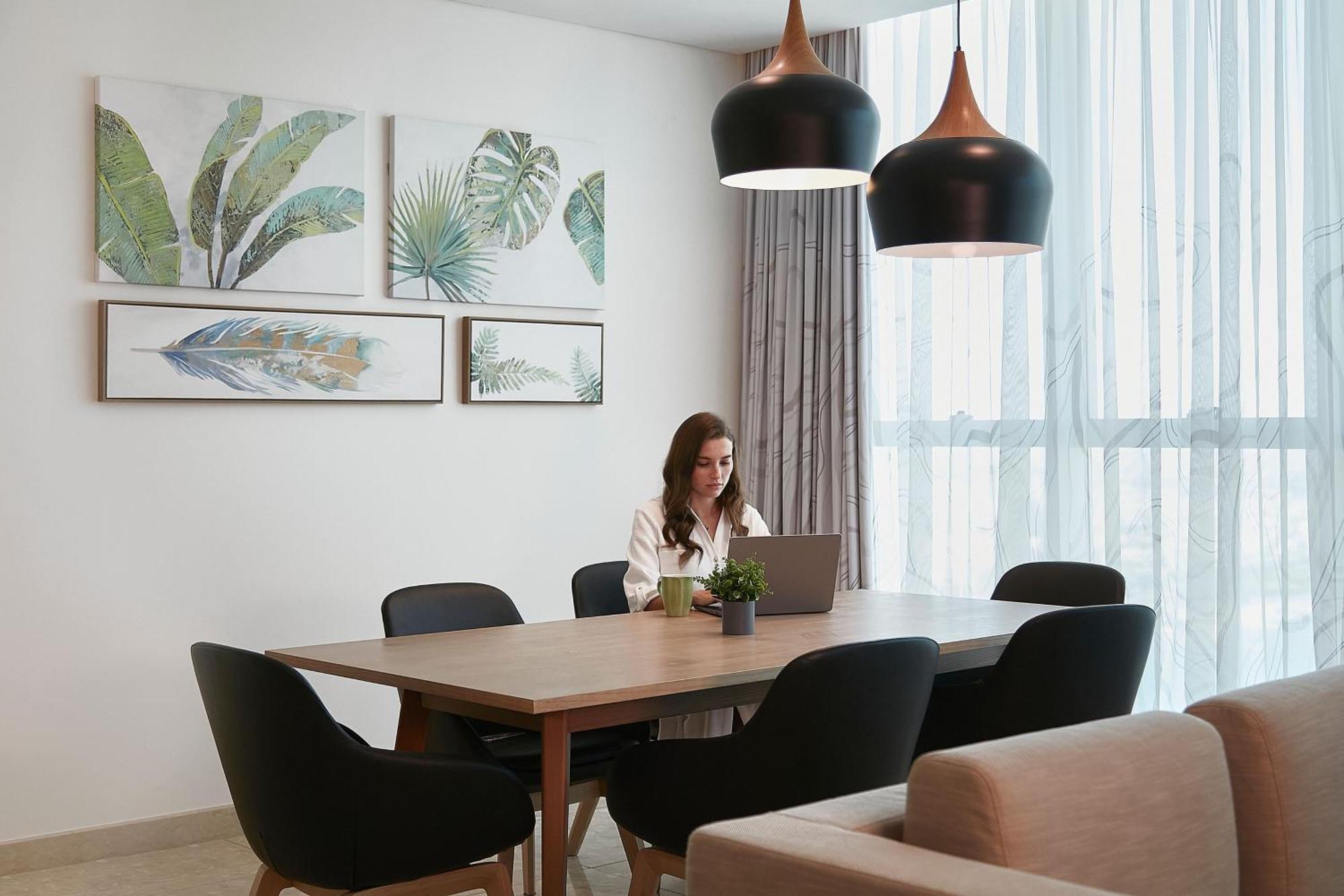 Element By Westin City Center 多哈 外观 照片 A woman working at home